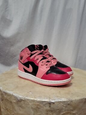 Nike Air Jordan 1 Mid size 4Y